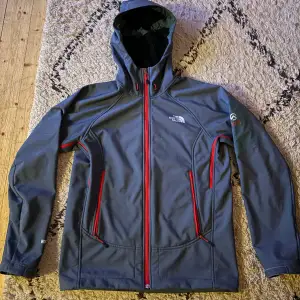 Nypris: 6599kr Summit Series The North Face jacka  Perfekt skick