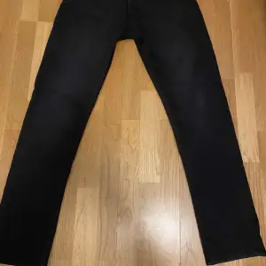 Säljer nu dessa svarta Replay jeans i storleken (31 31) modellen på byxorna heter groover.