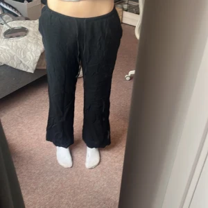 Linnebyxor - Säljer dessa super poppis svarta lågmidjade linnebyxorna från H&M då dem är alldeles för korta på mig, jag är ca 170. Storlek M men skulle säga att den passar mer S. 