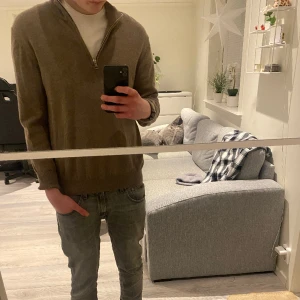 Half zip Oscar Jacobsson - Komfortabel Oscar Jacobsen halfzip i storlek S. Använt 3 Gånger, köpt i Januari 2023. Orginalpris 1500KR. Kashmirbladning. 