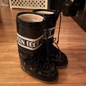 MOONBOOTS  - Säljer ett par moonboots då dem inte passade min Mamma storleksmässigt. Aldrig använda utomhus.