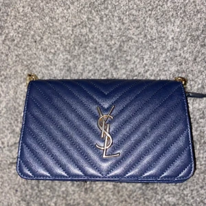 YSL - Jätte fin väska, går att få bandet både kort och långt💙