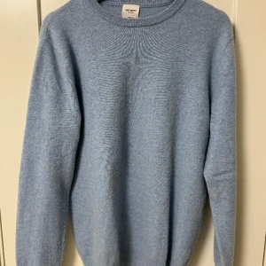 John Henric cashmere tröja - John Henric tröja i 100% cashmere. Nypris ca 2000kr. Storlek L men passar även M. Priset går att diskutera!