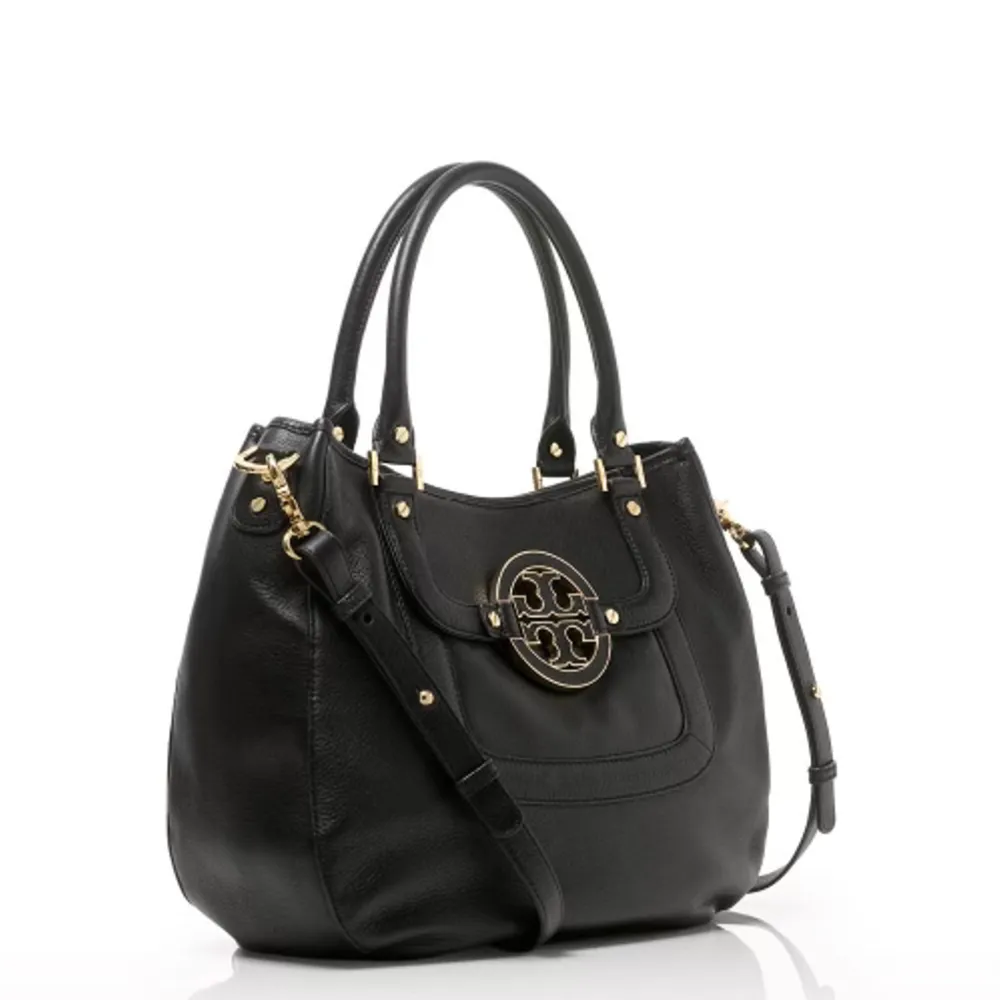 Tory Burch Amanda classic hobo bag. Excellent condition.  Soft leather in the Classic Amanda Hobo versatile design. This is the large handbag.  Can be carried with the 2 leather handles or worn as a Cross-Body with the adjustable or detachable leathe. Väskor.