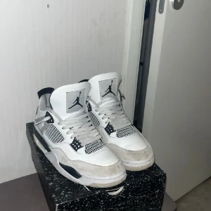Jordan 4 military black  - Ett par feta Jordan 4 military black. Säljer pga att det inte är min smak längre.  Tveka inte på att höra av er vid frågor! Mvh Hugo 