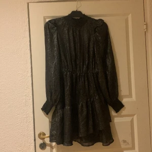 Festklänning❤️ - Festklänning från Gina tricot med volanger. Överdelen är genomskinlig men inte nederdelen. Sååå snygg❤️