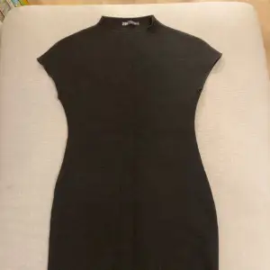 Svart klänning från Zara som aldrig använts då den var lite för kort på mig. Strl M men skulle säga att den är mer en S