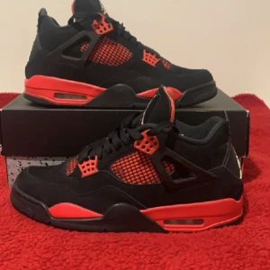 Jordan 4 red thunder - Tja, säljer mina jordan 4 red thunders eftersom jag använder intr de längre. De är köpta på restock och kan bevisa det med digitalt kvitto. Skriv gärna pm vid fler frågor. 😁 går ej ner i pris då jag tycker det är det mest rimliga priset för skorna.