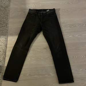 Nu säljer jag mina andra par Jack & Jones jeans. Dessa är i dunder skick och inga tecken på slitage eller hål 10/10. Använts några gånger. Storlek 31/34. Färgen är mörkgrå. Fråga för mer bilder och priser kan diskuteras 