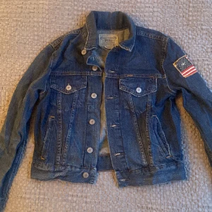 Polo Ralph Lauren jeans jacka  - Polo Ralph Lauren jeans jacka i storlek 10-12 år. Jackan är i fint skick. 