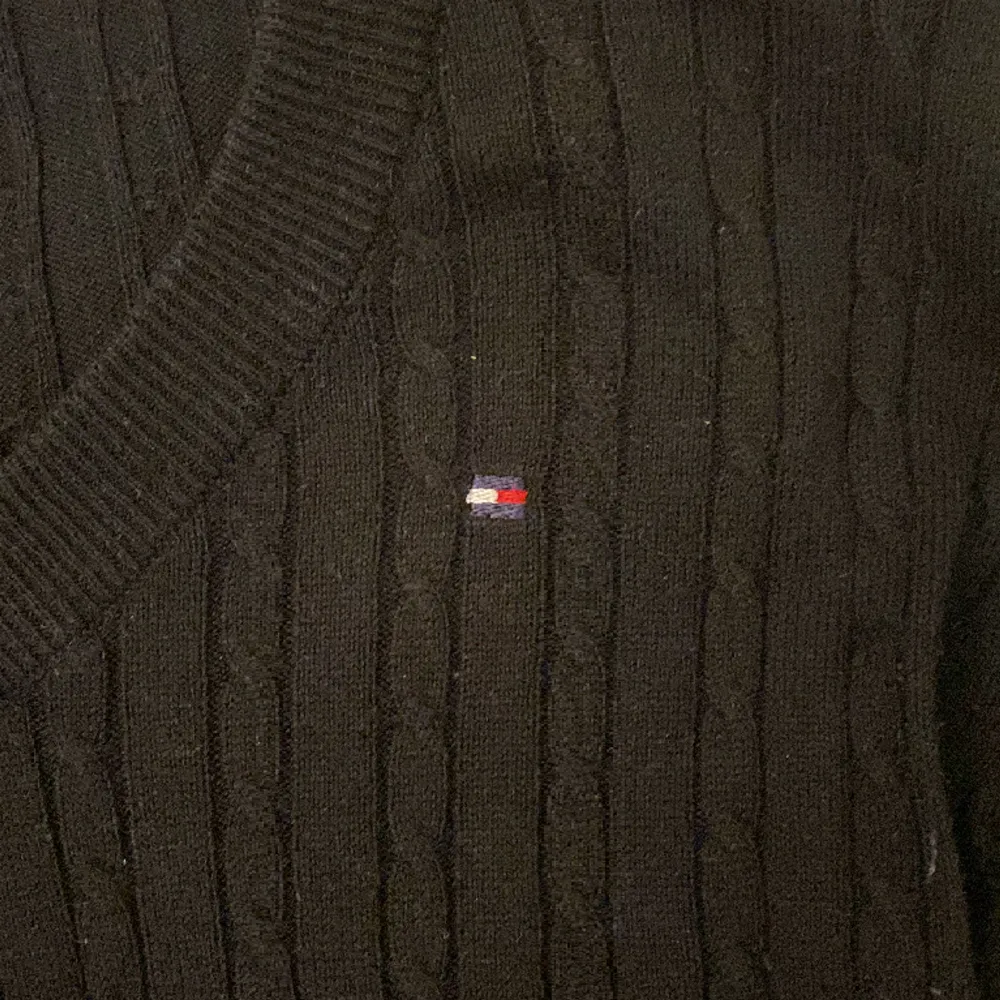 Jätte fin tröja från Tommy hilfiger köpt vintage och knappt använd!❤️Sitter tightare i armarna längst ner och har en skönt material! Storlek M men passar S också!. Tröjor & Koftor.