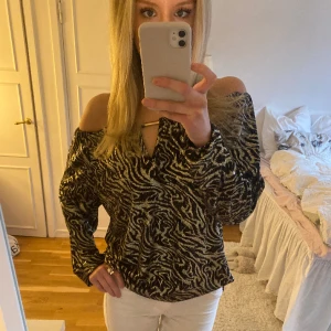 Blus⚡️ - Snygg blus! Uppvikt på bilderna💕
