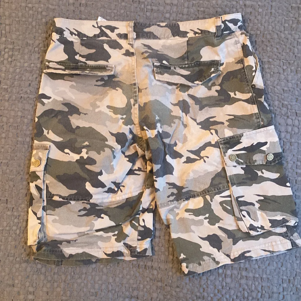 Zadig Voltaire jeans shorts i camoflage mönster. Storlek xs/14 år. Säljer även matchande jacka. . Shorts.