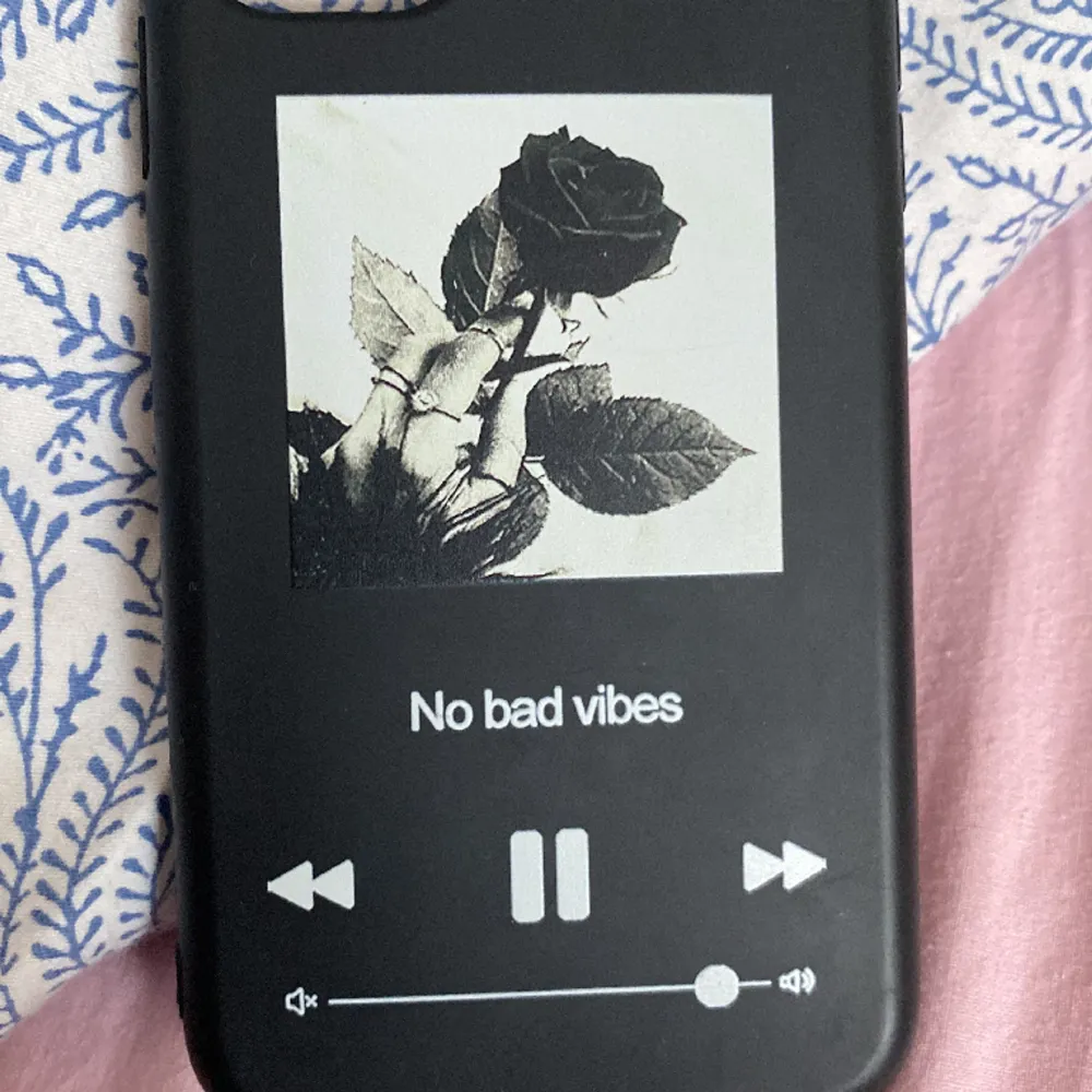 Har ett mobilskal från SHEIN som de står ”no bad vibes”. Ett svart skal till iPhone 11. Har använt den några gånger men skalet är ändå i ganska bra skick. Ett fint skal. Säljer för 20 kr💕🌸💖🌈💋🪩⚡️. Övrigt.