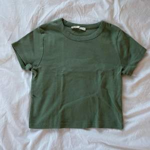 Kortärmad cropad tröja baby tee i en jätte fin grön färg. Fint skick. Använd gärna köp nu🫶🏼