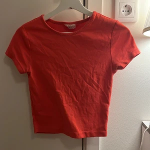 Crop topp basic  - Jättefin, basic o vintage topp från Gina tricot. Säljer då det inte passar min stil längre. Går alltid att förhandla med pris 
