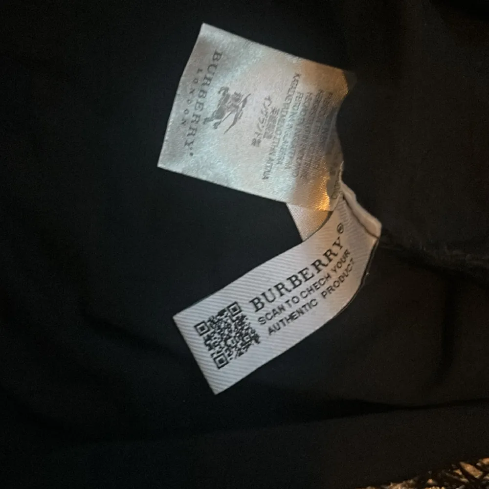 Nu säljer jag min otroligt fina burberry t-shirt. Det är en rep. Fungerande QR kod. . T-shirts.