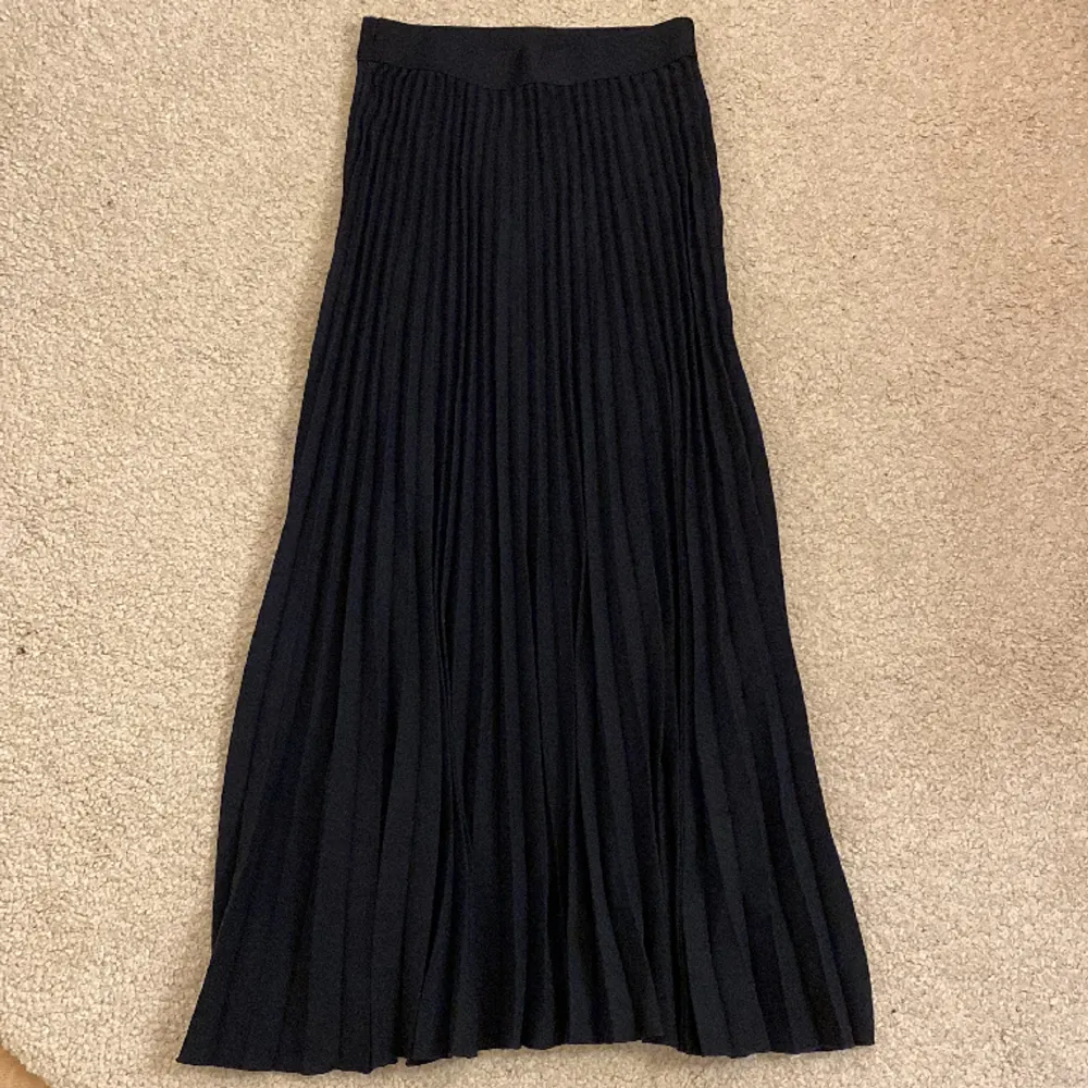 En lång och fin marinblå kjol, aldrig använd och är i super fint skick. Köpt på H&M men kom aldrig till användning. . Kjolar.