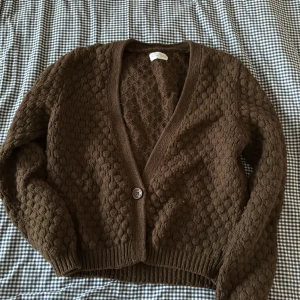 Brun stickad kofta - Säljer en brun stickad kofta från märket American vintage! 