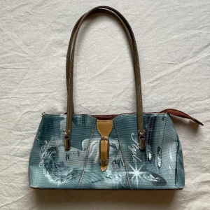 Vintage handväska!💋 - En supercool vintage handväska med 50-tals print och Y2K modell! Älskar denna men har tyvärr inte kommit till användning helt enkelt. Superbra skick, ser oanvänd ut!💋