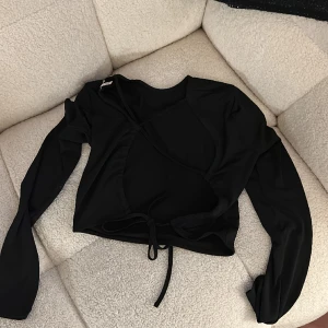 Fest topp med öppen rygg och snörning  - Super cool topp ifrån Nelly! Storlek XS