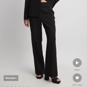 Svarta kostymbyxor  - Svarta kostymbyxor med mellan midja. Storlek 34.  Endast testade.  Säljer då de var för små på mig.  Slutsålda på NA-KD. 