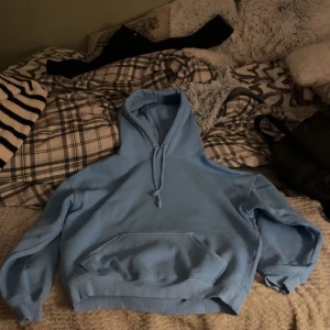 Bikbok hoodie  - Blå hoodie från Bikbok .  Knappt använd   Storlek S 