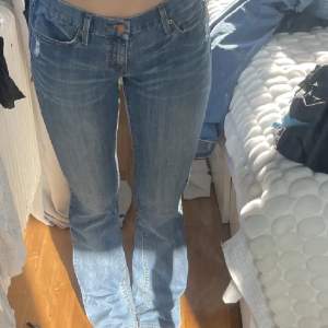 Säljer dessa ursnygga levis bootcut jeansen då de är för stora för mig i midjan. Kan absolut tänka mig att gå ner i pris vid snabb affär💕 Innerbenslängd: 79cm Midjemått: 39cm