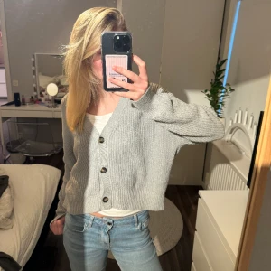 Kofta lager 157 - Stickad grå kofta i storlek S från lager 157. Aldrig använd 