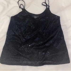 Fest topp - Säljer min fest topp då den inte kommer till användning💞typ helt oanvänd och i bra skick. Tänker mig ett pris runt 200💗