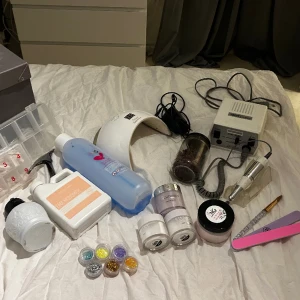 Nagel kit, mycket är oanvänt! - Ingår i kittet: - 3 akryl pulver + pensel fr kiara sky (genomskinligt, vitt och rosa) - 1 rosa akryl pulver  - elfil + massor fil bits  - uv lampa  - 2 filar  - 5 lös glitter  - 2 paket tippar - monomer  - clean off solution  - pump för vätska   