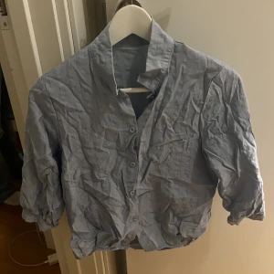 Blå blus  - SÄLJER EN JÄTTE FIN LJUSBLÅ BLUS! 💠