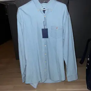 Gant skjorta som är oanvänd med lappar kvar.