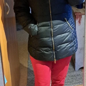 Jacka från rockandblue  - Halvlång jacka från rockandblue i storlek 44. Använd ca 5 gånger.