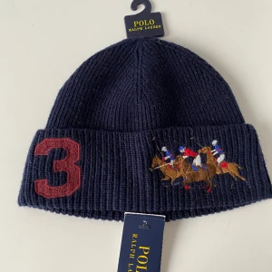 Mörkblå Ralph Lauren mössa - Hej, säljer denna mössa jag fick i julklapp som ej passar min stil. Den är aldrig använd och är köpt i New York. Tags följer med. Nypris 1295kr, hör gärna av er om ni har några frågor😁(pris kan diskuteras)