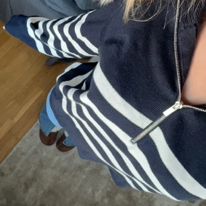 Tröja - En superfin tröja från kappahl i ett lyxigt material. Säljer då jag inte använt den så mycket som tänkt.  Nypris: 549 kr