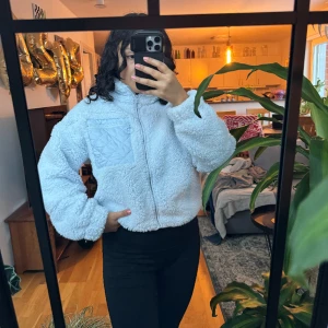 Kofta/ jacka - Jätte mysigt kofta/jacka från Gina Tricot. Den är i barnstorlek men passar utmärkt en S. Perfekt för kylan! Använt ett fåtal gånger så är som ny! 