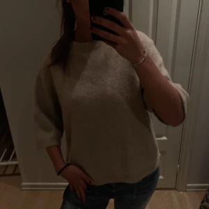 Stickad T-short från other stories - Slutsåld stickad t-short från other stories i ull. Använd fåtal gånger och är i nyskick. Pris kan diskuteras 