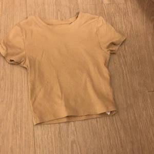 Tröja från newyorker🙏🏼 - En supergullig tröja från new yorker i storlek xxs funkar även som xs!Andvänd 2 gånger❤️säljer för att jag gillar inte magtröjor på mig!!