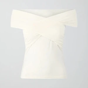 Off Shoulder Topp  - Säljer denna slutsålda supersnygga tröjan från gina tricot pga att den inte passade mig💗 Eftersom den är helt ny så är den i toppskick💗