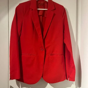 Röd kavaj - Röd blazer storlek S/M. Pris kan diskuteras 