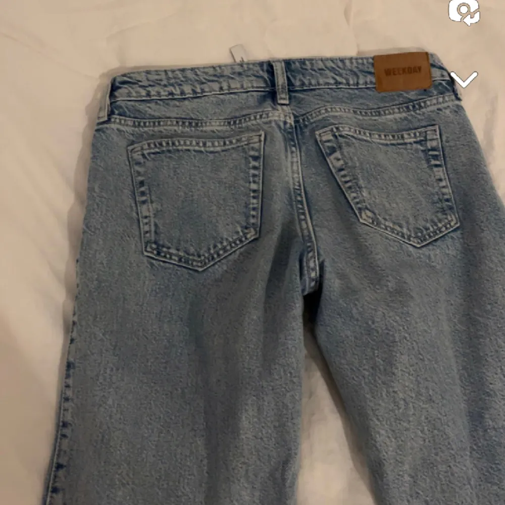 Jag säljer mina älskade weekday jeans som tyvärr börjar bli lite små. Super fina och skulle säga att dom passar allt från nån som är 160-166 cm lång. Jag själv är 164 cm och sitter perfekt i längden. Skriv privat för mer info elr bilder.. Jeans & Byxor.
