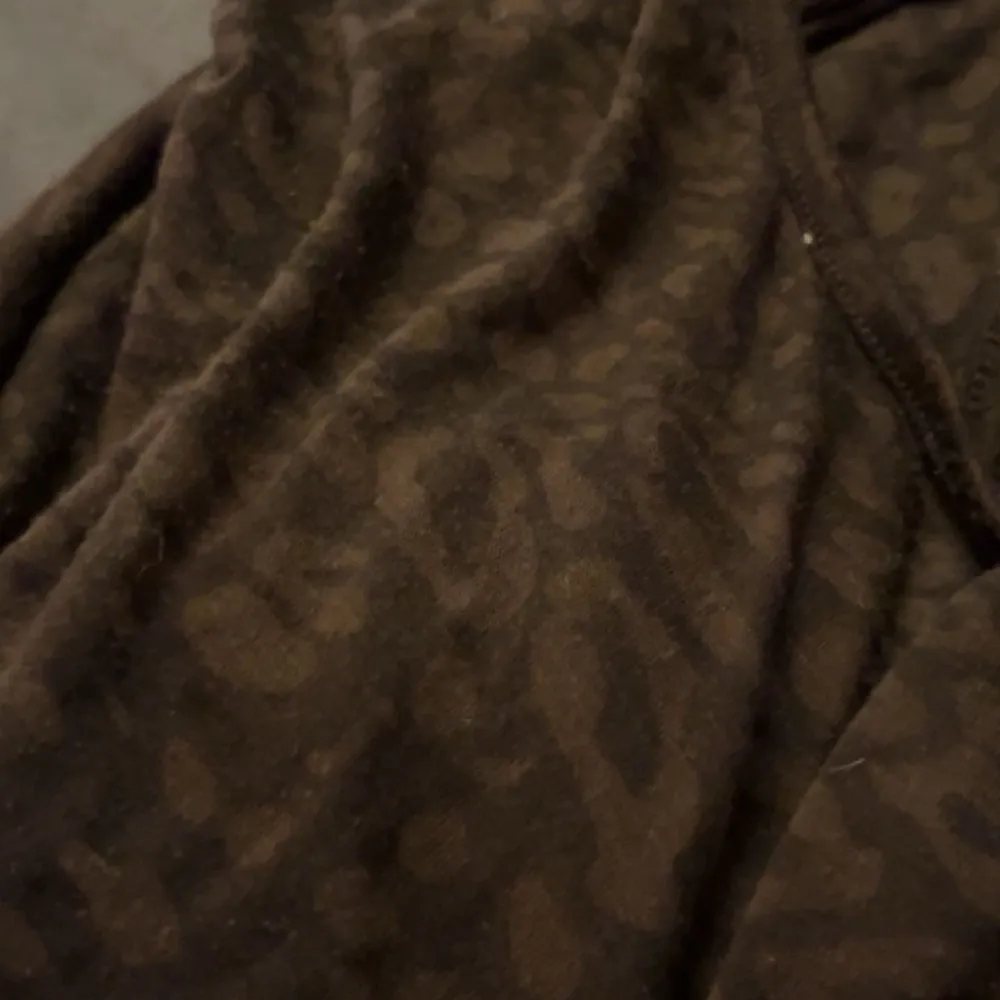 Leopard linne, den är mörkare brun i verkligheten (se andra bild) Läs bio innan du frågar nått 👐. Toppar.