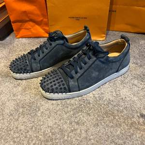 Säljer mina Christian Louboutin sneakers. Dem är i 9/10 i skick, en spik av. Inget og 