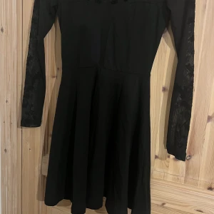 Klänning  - Svart klänning med mesh 