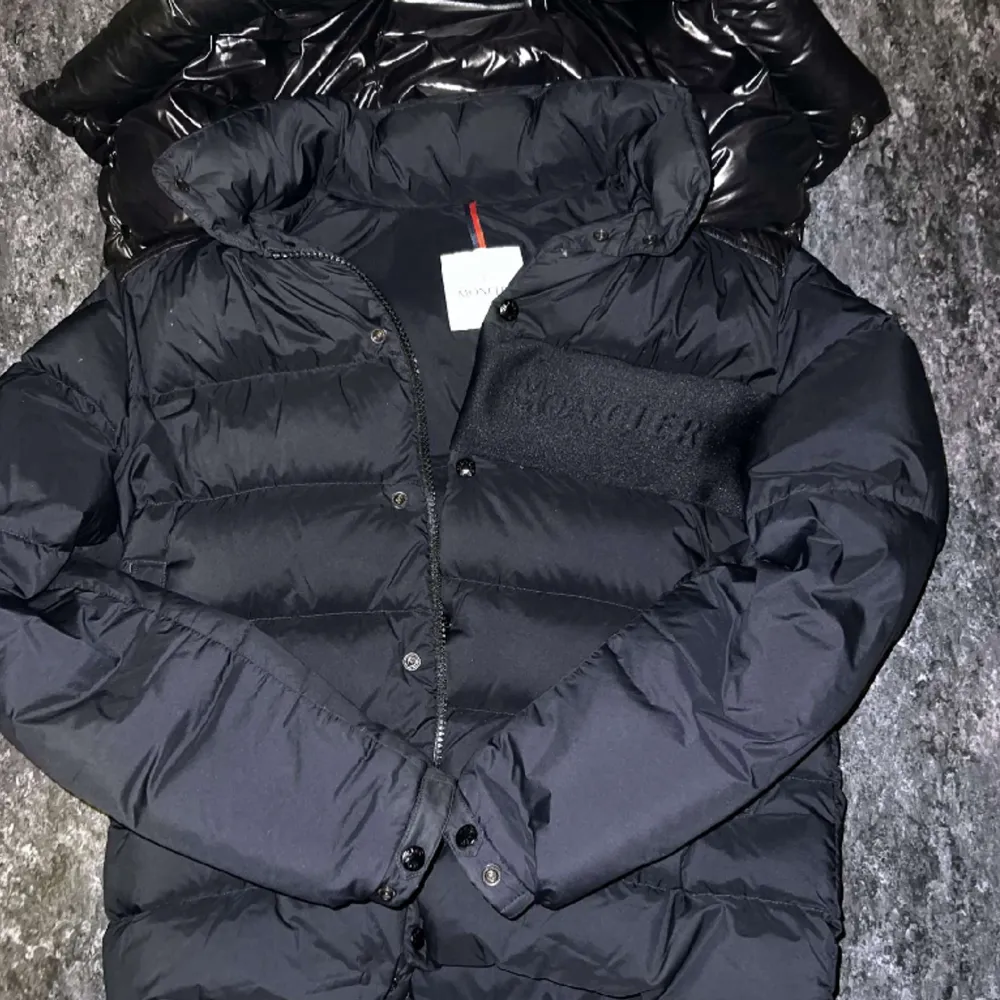RRP - 17000kr - £1300 - $1500. Navy blue with black hood. Size 4 (L-XL). Condition 8/10, used a few times . Jackor.