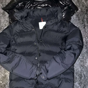 MONCLER AUBRAC GIUBOTTO JACKET - RRP - 17000kr - £1300 - $1500. Navy blue with black hood. Size 4 (L-XL). Condition 8/10, used a few times 