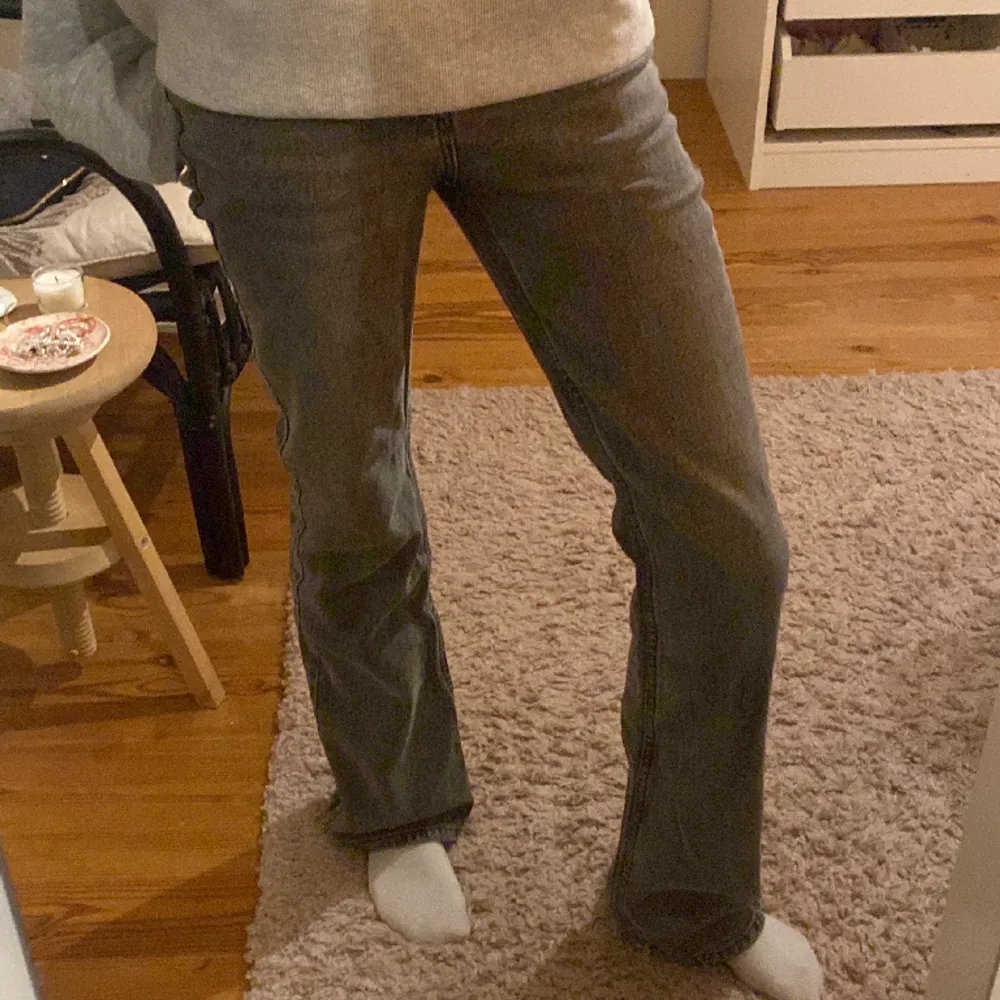 Snygga bootcut jeans från Ginatricot. Dem är full lenght och är i gott skick, men har lite slitning längst ner. Säljer då de är för små!. Jeans & Byxor.