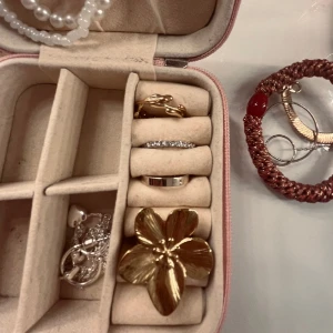 Ringar💍💍 - Säljer alla mina ringar på bilderna!! Ringarna kostar 20 kr/styck och man måste köpa minst 3 ringar💖 Det är 4 för 6😇 