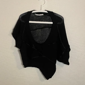 Modern stickad överdel - Osymmetrisk stickad överdel. Oklart vilken storlek men skulle gissa på M. 